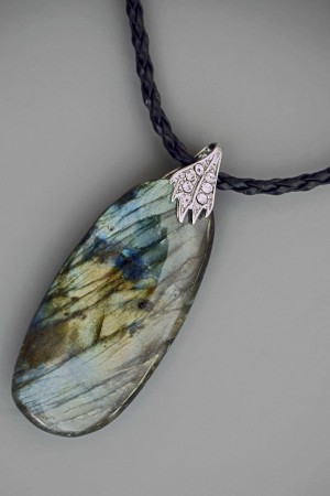 LABRADORITE Arc en ciel sur cuir